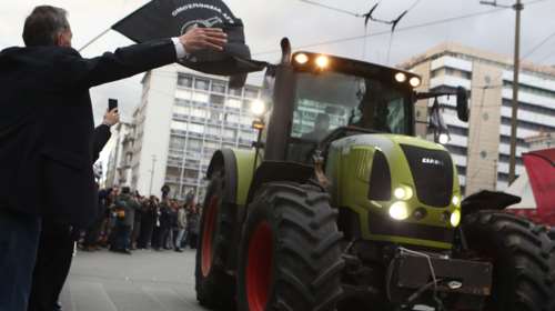 Στην Αθήνα οι αγρότες: Φτάνουν στο Σύνταγμα τα τρακτέρ - Κλειστή η Λ. Αμαλίας [εικόνες - βίντεο]