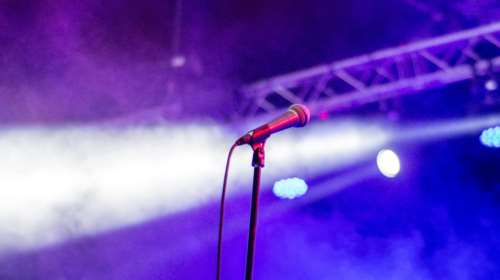 Γνωστός Έλληνας τραγουδιστής μήνυσε εμμονική θαυμάστρια- Πήγαινε για ώρες έξω από το σπίτι του, άφηνε ερωτικά γράμματα