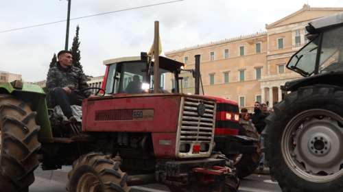 Στην Αθήνα οι αγρότες: Εφτασαν στο Σύνταγμα τα τρακτέρ - Κλειστή η Αμαλίας και η Πανεπιστημίου [εικόνες - βίντεο]