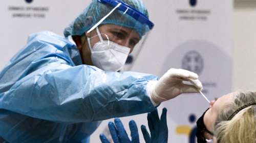 Κορονοϊός: 877 κρούσματα και 38 θάνατοι - Στους 569 οι διασωληνωμένοι