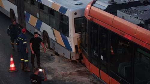 Πειραιάς: Σύγκρουση τραμ με λεωφορείο - Σε νοσοκομεία μεταφέρθηκαν 23 ελαφρά τραυματίες [εικόνες - βίντεο]