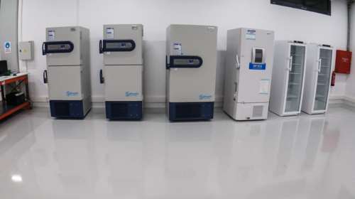 Εμβόλιο - Έφθασαν στην Ελλάδα τα ψυγεία: 80.000 δόσεις σε θερμοκρασία -70° Κελσίου [εικόνες]