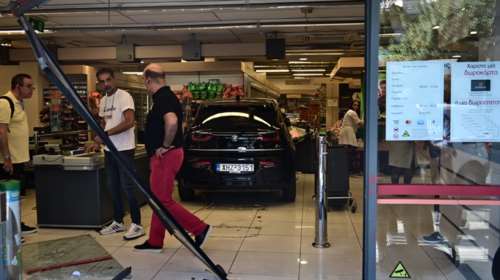 Νίκαια: Αυτοκίνητο έπεσε σε σούπερ μάρκετ στην Πέτρου Ράλλη - Τρεις τραυματίες, ανάμεσά τους δύο παιδιά, το ένα πιο σοβαρά