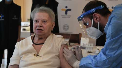 Αρχίζουν οι εμβολιασμοί για τους άνω των 85 - Οι ειδοποιήσεις με SMS και email – Βήμα βήμα η διαδικασία [εικόνες]