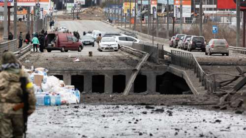 Ουκρανία: Βομβαρδισμοί και εκρήξεις έξω από το Κίεβο - Οι ρωσικές δυνάμεις πολιορκούν και τη Μαριούπολη