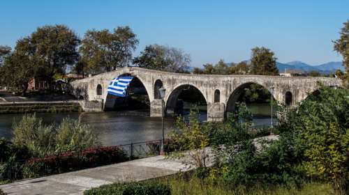 Άρτα: Βουτιά θανάτου για 51χρονο από το ιστορικό γεφύρι - Νοσηλεύεται σε κρίσιμη κατάσταση