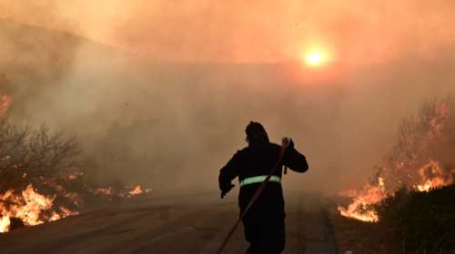 Βελτιωμένη η εικόνα της φωτιάς στην Εύβοια: Διάσπαρτες εστίες συνεχίζουν να καίνε - Εκκενώθηκαν δύο οικισμοί [εικόνες - βίντεο]