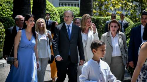 Ο Χατζηδάκης απαντά για τα εισοδήματα της συζύγου του που ήταν κάτω από το τεκμαρτό: Χυδαία προσπάθεια, ήταν μισθωτή