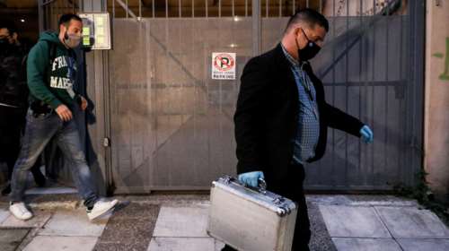 Ερευνα στο σπίτι του Λιγνάδη: Επί δύο ώρες έκαναν φύλλο και φτερό αρχεία και υπολογιστές