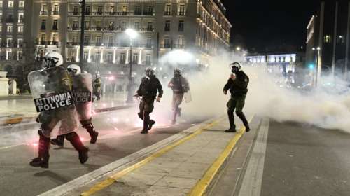 Επεισόδια στο Σύνταγμα: Πετροπόλεμος και χημικά μετά την πορεία για την τραγωδία στα Τέμπη - Ένταση σε Θεσσαλονίκη, Λάρισα [Εικόνες - Βίντεο]