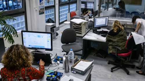 Αυξήσεις στους δημοσίους υπαλλήλους: Έως και ένας μισθός τον χρόνο το όφελος - Δείτε παραδείγματα