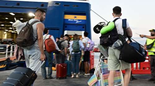 Σε εξέλιξη η μεγάλη έξοδος του Αυγούστου: Αναχωρούν γεμάτα τα πλοία από τον Πειραιά [εικόνες]