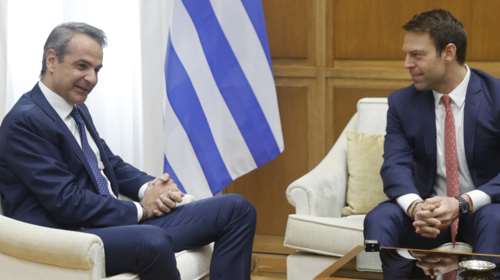 "Ναυμαχία" κυβέρνησης - ΣΥΡΙΖΑ για τα αστακοκάραβα Κασσελάκη: "Οι αστακοί συνάντησαν offshore της οικογένειας Μητσοτάκη"