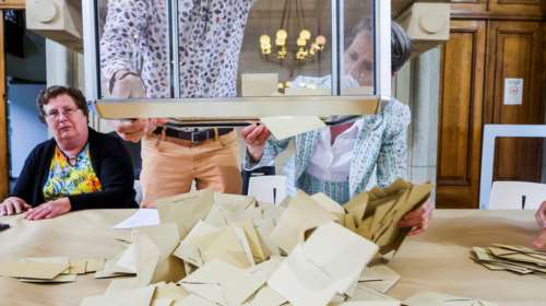 Βουλευτικές εκλογές στη Γαλλία: Μακριά από την αυτοδυναμία ο Μακρόν - Στο 54% η αποχή