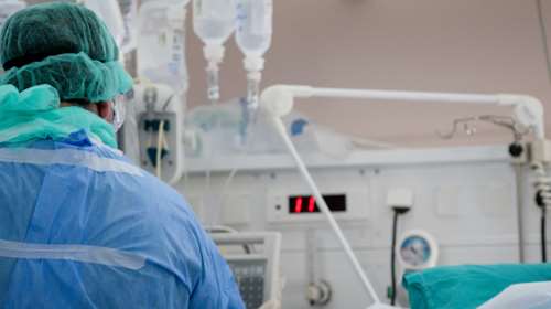 Κορονοϊός: 394 κρούσματα και 20 θάνατοι - Στους 301 οι διασωληνωμένοι