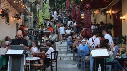 Πόσο και πώς μειωθούν οι εισφορές στις υπερωρίες σε τουρισμό και εστίαση - Τα δύο σενάρια που εξετάζονται