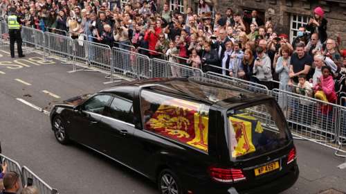 Βασίλισσα Ελισάβετ: Έφτασε στο Εδιμβούργο η σορός της - Ουρές χιλιομέτρων στους δρόμους [εικόνες, βίντεο]