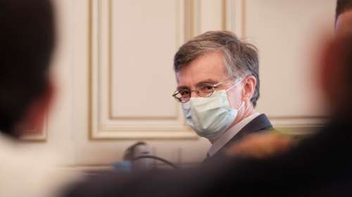 Συναγερμός για την αύξηση των κρουσμάτων κορονοϊού: Σύσκεψη στο Μαξίμου - Στο τραπέζι μέτρα στα πανηγύρια