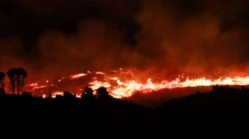 Νύχτα τρόμου στην Εύβοια: &quot;Εκκενώστε όλο το ανατολικό μέτωπο&quot; - Πλωτά σκάφη στην παραλία της Αγίας Άννας [εικόνες]