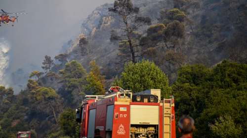 Πύρινος εφιάλτης χωρίς τέλος: Συνεχίζεται η μάχη σε Κάρυστο, Κέρκυρα, Αίγιο, Ρόδο - Εκκενώσεις οικισμών [εικόνες]