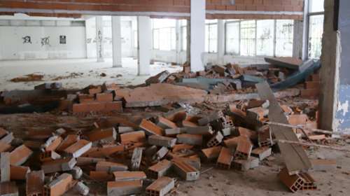 Εικόνες ντροπής στο Βιολογικό του ΑΠΘ, εκεί που ήταν η κατάληψη "Στέκι" - Έριξαν τους τοίχους με βαριοπούλες