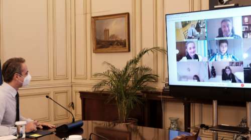 &quot;Τηλεκπαίδευση&quot; για τον Μητσοτάκη με μαθητές δημοτικού: Τα σχολεία θα είναι τα πρώτα που θα ανοίξουν - Λίγη υπομονή