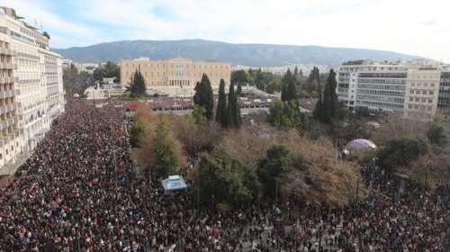 Τέμπη: &quot;Λαοθάλασσα&quot; στο Σύνταγμα - Συγκεντρώσεις διαμαρτυρίας από το Τορόντο μέχρι την Κύπρο [εικόνες-βίντεο]