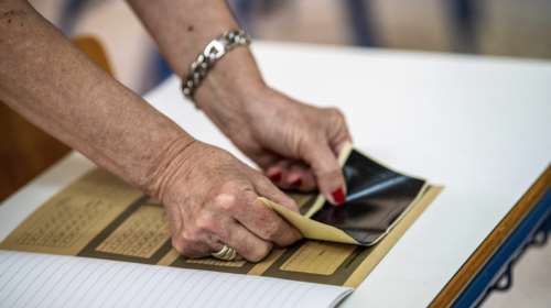 Πανελλήνιες 2025: Συνελήφθη διευθύντρια Λυκείου στη Θεσσαλονίκη γιατί δεν άφηνε μαθήτρια με ακουστικά να γράψει