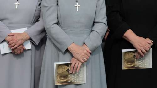 Σοκάρουν οι μαρτυρίες των θυμάτων των καθολικών ιερέων στη Γαλλία- &quot;Με έσφιγγε στο στήθος και μου κατέβαζε το εσώρουχο&quot;