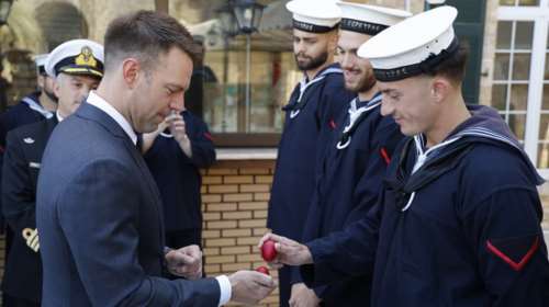 Στον Ναυτικό Σταθμό της Κέρκυρας ο Κασσελάκης: Τσούγκρισε κόκκινα αυγά με ναύτες και αξιωματικούς [βίντεο]