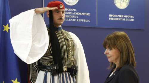 Σακελλαροπούλου στην Προεδρική Φρουρά: Ο Εύζωνας είναι σύμβολο και μέρος της εθνικής μας ταυτότητας