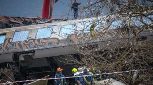 &quot;Μαμά τρακάραμε, έχει παντού φωτιές, καιγόμαστε&quot;: Μητέρα διασωθείσας περιγράφει τις πρώτες δραματικές στιγμές στα Τέμπη