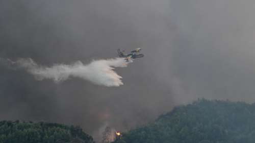 Οριοθετήθηκε η πυρκαγιά στην Λινίσταινα Ηλείας - Συνεχίζονται οι ρίψεις νερού [βίντεο]