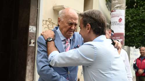Με δάκρυα στα μάτια υποδέχτηκε τον Μητσοτάκη ο πατέρας του Νίκου Χαρδαλιά - Στο πατρικό τους σπίτι [εικόνες - βίντεο]