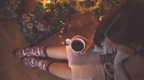 Αυτά τα 5 βιβλία Ελλήνων συγγραφέων είναι ό,τι καλύτερο για τις αναγνώσεις των γιορτών