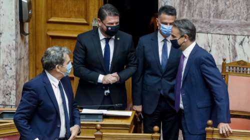 Η επανεμφάνιση Χαρδαλιά στη Βουλή μετά την περιπέτεια της υγείας του - "Πηγαδάκι" με Χρυσοχοΐδη [εικόνες]