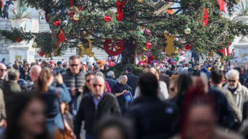Τα νοικοκυριά στενάζουν από την ακρίβεια - Η κυβέρνηση απαντά με "μπαλώματα"