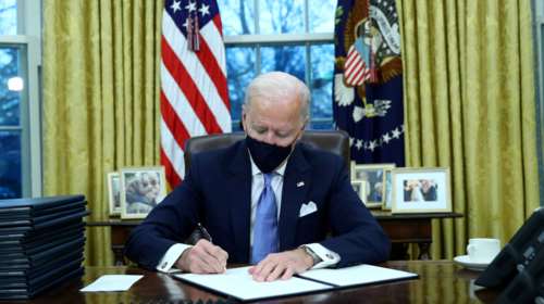 Ο Μπάιντεν γράφει ιστορία: Στηρίζει την άρση της πατέντας των εμβολίων για να τελειώσει η πανδημία του κορονοϊού