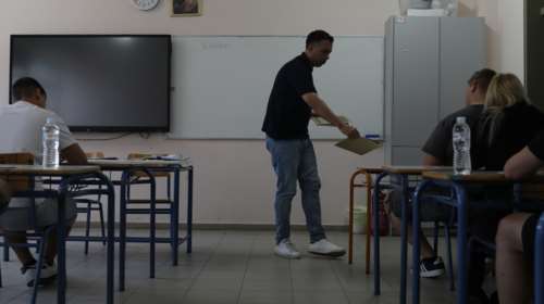 Πανελλήνιες 2025 - Βαρήκοη μαθήτρια για τη διευθύντρια στη Θεσσαλονίκη: Ήταν απειλητική, με πρόσταζε να βγάλω το ακουστικό μου