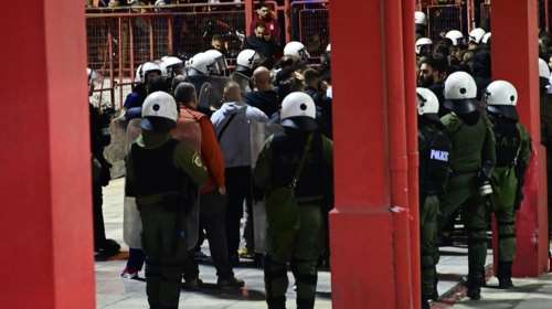 Σε κρίσιμη κατάσταση ο αστυνομικός μετά τη ναυτική φωτοβολίδα: Επαθε ανακοπή και τον επανέφεραν - Μαζικές προσαγωγές