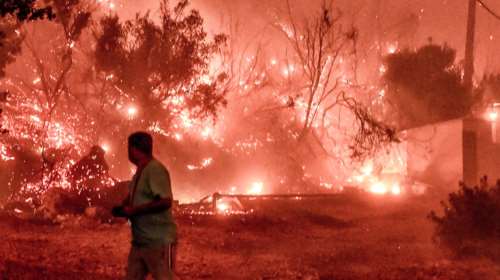 Φωτιά στο Ξυλόκαστρο: Χωρίς ενιαίο μέτωπο αλλά με πολλές ενεργές εστίες - Πώς κάηκαν οι δύο άνδρες [βίντεο]