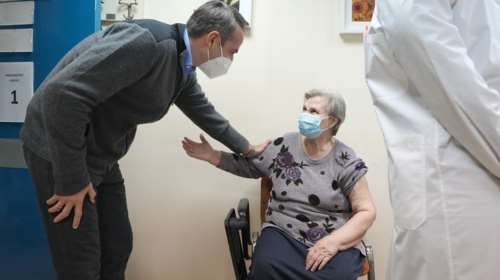 Συναγερμός στην κυβέρνηση για την άρνηση των ηλικιωμένων να εμβολιαστούν –  Νέα έκκληση Μητσοτάκη: Σώστε τη ζωή σας