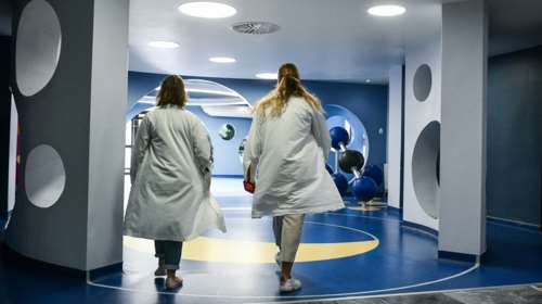 Στρεπτόκοκκος Α στα παιδιά: Τα συμπτώματα που πρέπει να ανησυχήσουν τους γονείς και ο τρόπος μετάδοσης