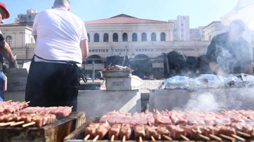 Τσικνοπέμπτη: Πύρωσαν οι ψησταριές στη Βαρβάκειο - Περισσότερα από 800 κιλά κρέατος στα... κάρβουνα