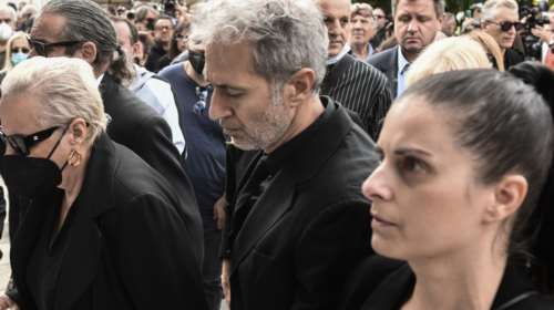 Συγκίνηση στο τελευταίο αντίο στον Σταμάτη Κόκοτα - &quot;Ονειρο απατηλό ο χαμός σου&quot; [εικόνες]