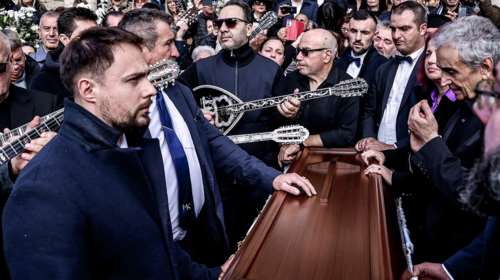 Μανώλης Λιδάκης: Συγκίνηση στο τελευταίο αντίο - Τον συνόδευσαν με το &quot;Άστρα μην με μαλώνετε&quot; [εικόνες-βίντεο]