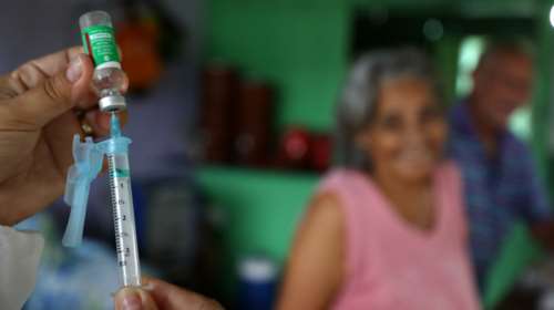 Κορονοϊός: Ανατροπή από τον ΠΟΥ - Ναι στη χορήγηση του εμβολίου της Astrazeneca και στους άνω των 65