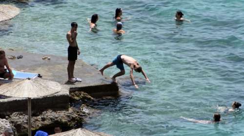 Επιμένει ο ισχυρός καύσωνας: Καμίνι η Αττική με 43 βαθμούς - Πότε αναμένεται λίγη... δροσιά