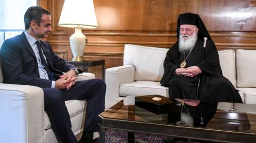 Το τολμηρό &quot;φρένο&quot; Μητσοτάκη στις λειτουργίες εκθέτει την Ιερά Σύνοδο
