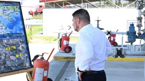 Γκάφα Χαρδαλιά: Έβγαλε φωτογραφία με απόρρητους στρατιωτικούς χάρτες [Εικόνα]